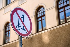 Власти обсудили запрет езды на электросамокатах по тротуарам
