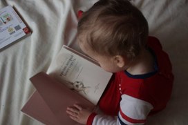 Чтение стихов и пение помогают детям учить язык уже с младенчества