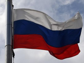 Госдума одобрила законопроект, обязывающий колледжи, детские сады и вузы вывешивать флаг России