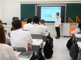 Заслуженным учителям и врачам предложили выплачивать повышенную пенсию