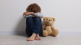 Пережитое в детстве одиночество увеличивает риск деменции на 50%