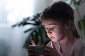 Кравцов объяснил, почему детям нельзя давать планшет и телефон
