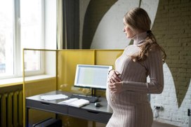 В Госдуме предложили переводить на удаленку беременных, многодетных и женщин с детьми до 3 лет