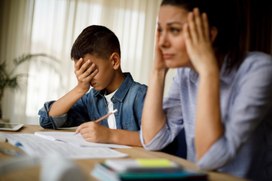 Почему воспитанием детей занимается классный руководитель, а не родители?