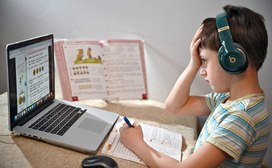 В Госдуме призвали запретить учителям задавать на дом материал, который не изучали на уроке