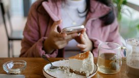 Ученые выяснили, что зависимость от соцсетей связана с плохим питанием у подростков
