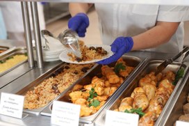 В российских школьных столовых предложили ввести шведский стол