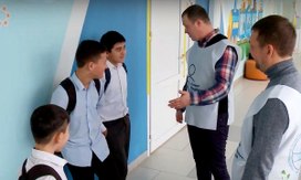 Отцы учеников дежурят на переменах в Тюменской школе