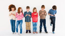 Цифровое детство: чем грозит дошкольнику раннее увлечение смартфоном и мобильными играми?