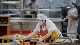 В Госдуме предложили уравнять требования к питанию школьников и депутатов
