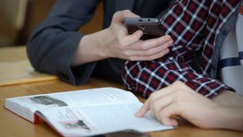 Путин подписал закон об ограничении использования смартфонов на уроках