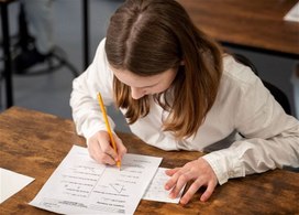 Депутаты предложили отменить бесплатную учебу в старших классах для детей мигрантов