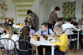 В Госдуму внесут законопроект о бесплатном горячем питании для учителей