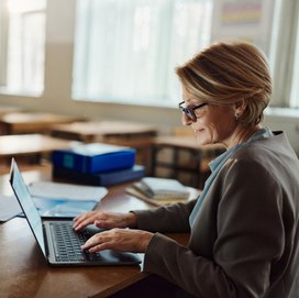 В Госдуме предложили снять с учителей обязанность проверять тетради дома