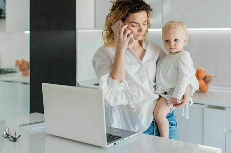 В Госдуме предложили запретить увольнять женщин с детьми до 7 лет