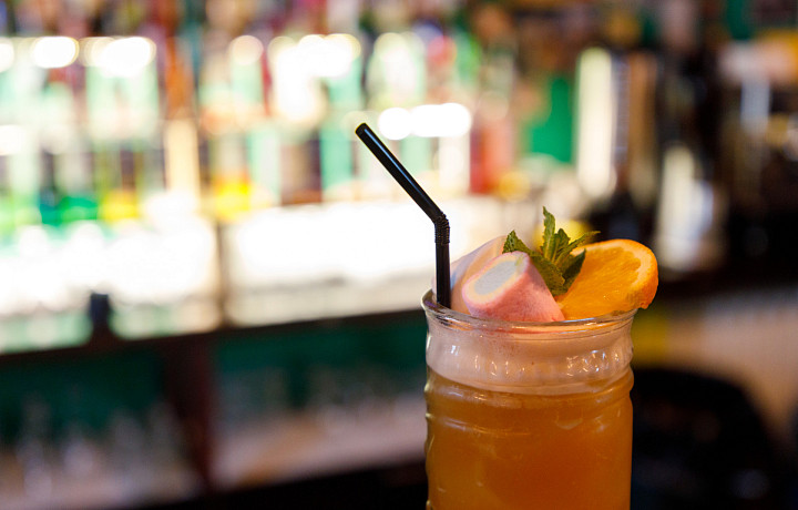 Депутаты призвали в 10 раз повысить штрафы за покупку алкоголя подросткам