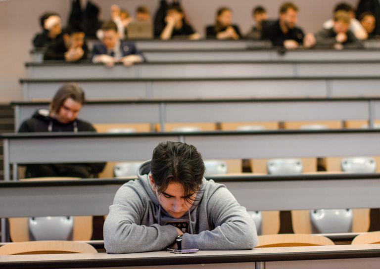 В 2024/25 учебном году из российских вузов отчислили каждого 10-го студента