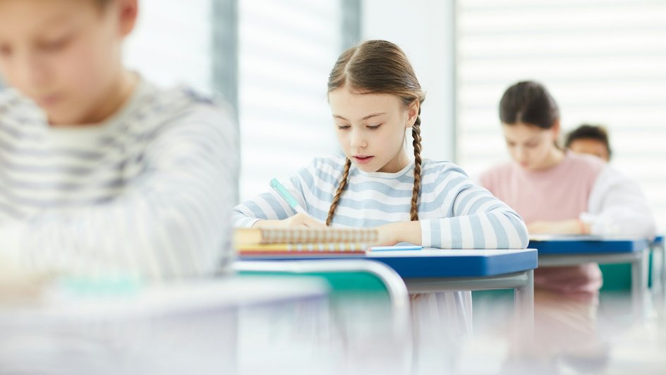 В Госдуме предложили предложили перенести начало занятий в школах на 9 утра и закрепить пятидневку