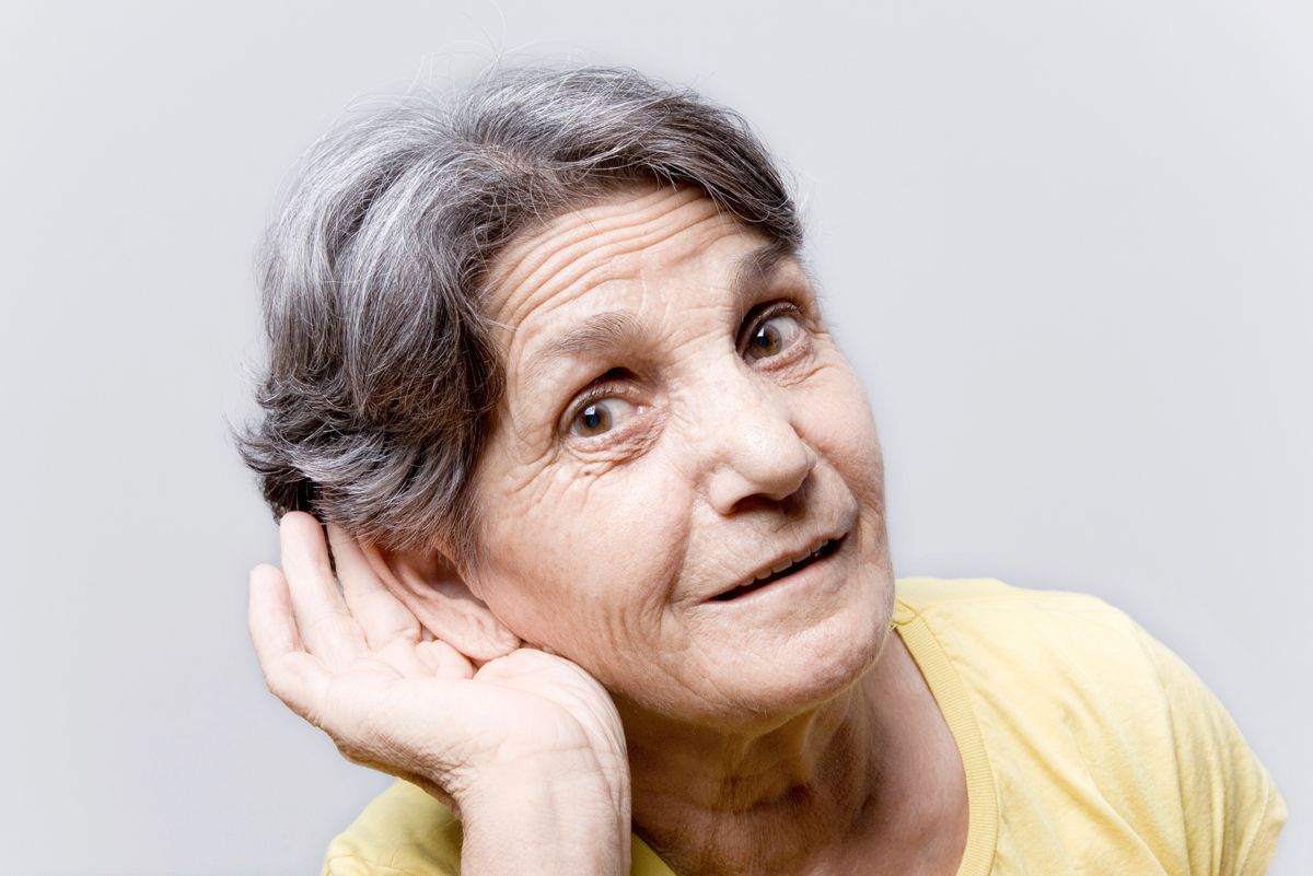 Слышишь бабушка. Снижение слуха у пожилых. Тугоухость у пожилых. Нарушение слуха у пожилых. Глухая бабка.
