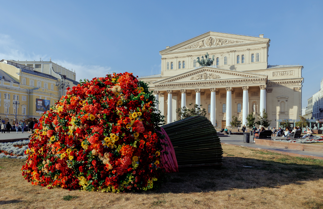 Москва поздравила учителей инсталляциями в виде огромных букетов