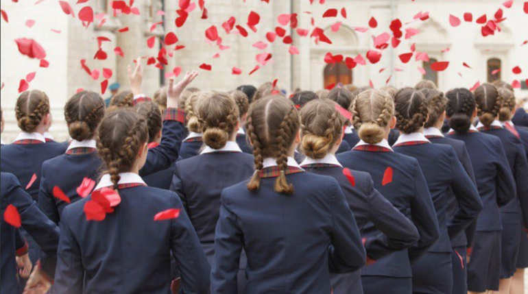 Более тысячи девушек желают учиться в новом филиале пансиона воспитанниц в Санкт-Петербурге