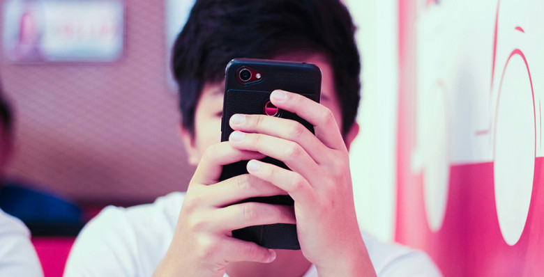 Петербургские депутаты хотят запретить ученикам пользоваться телефонами в школах