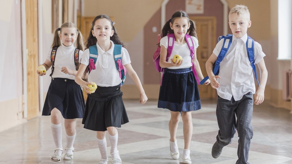 В октябре в российских школах будут включать песни вместо звонков