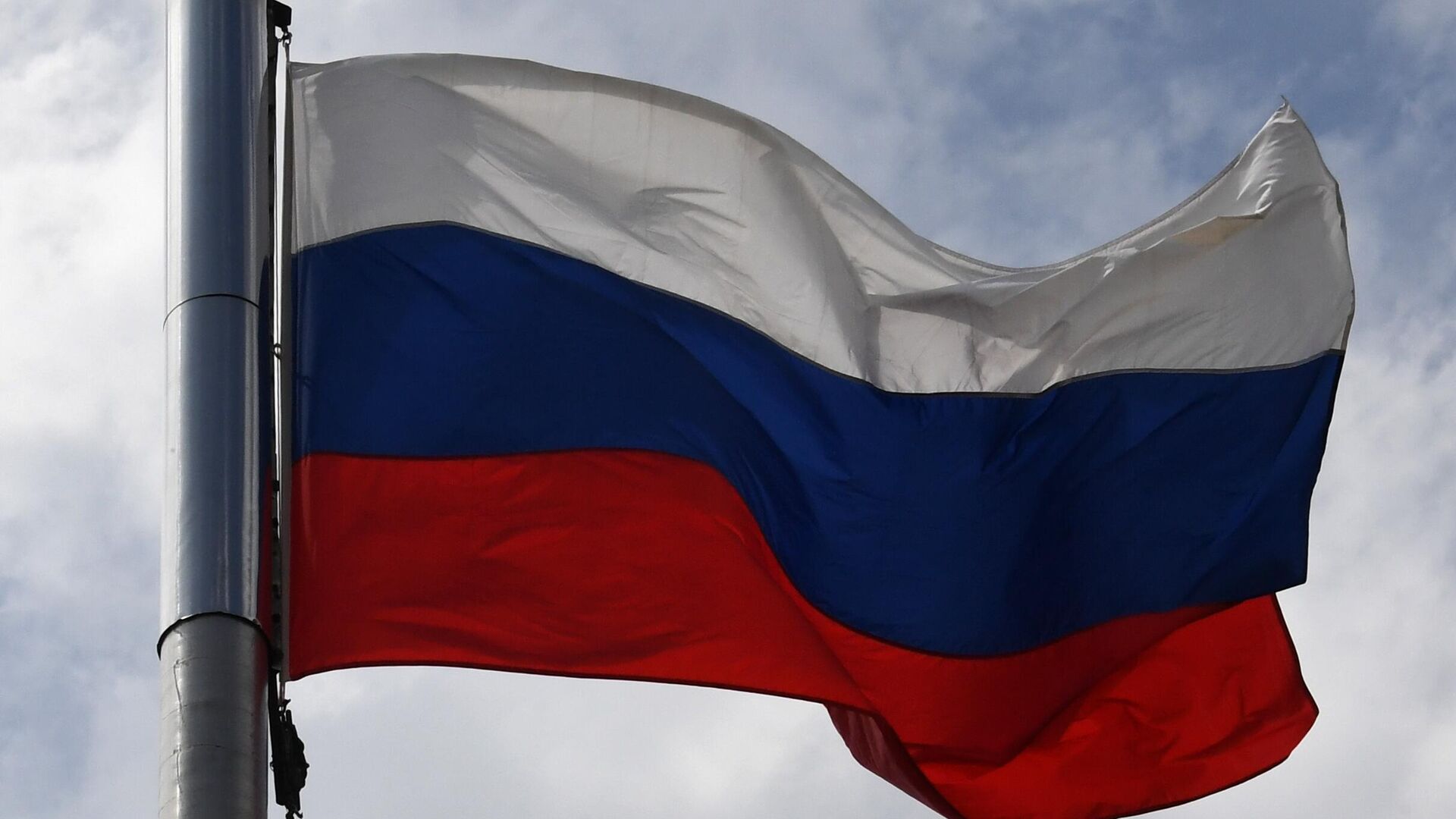 Вывешивать флаг РФ могут обязать все школы, колледжи и вузы без исключения