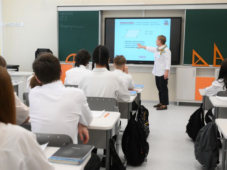 Заслуженным учителям и врачам предложили выплачивать повышенную пенсию