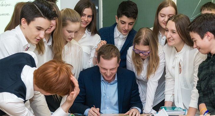 В Госдуме предложили ввести единую федеральную надбавку учителям за «Разговоры о важном»