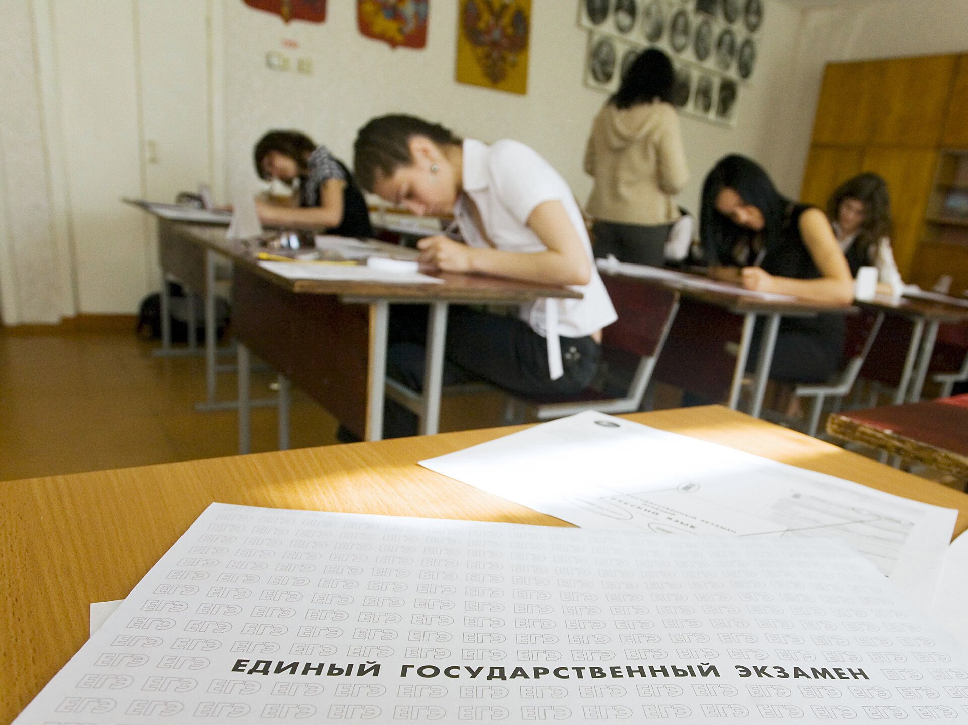 К контролю за проведением ЕГЭ-2026 привлекут студентов педвузов