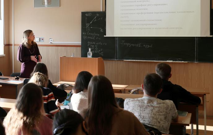 В Госдуме предложили сократить количество платных мест в колледжах