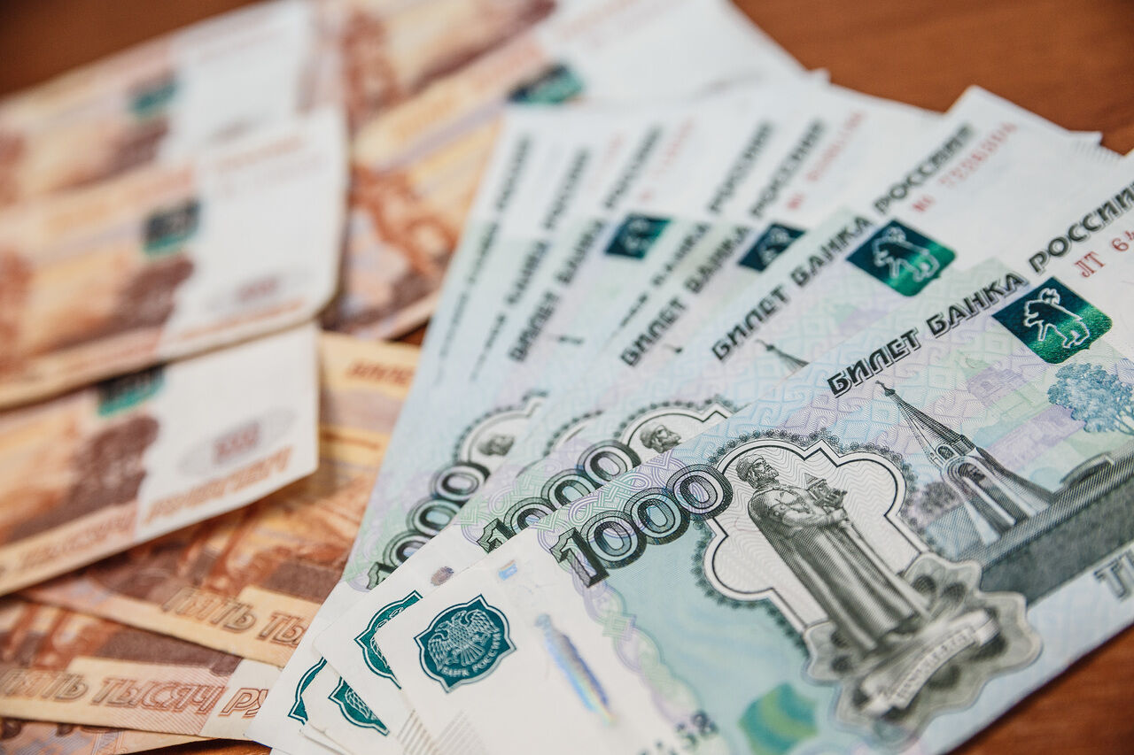 Почти половина россиян потратит новогодние премии на выплату кредитов