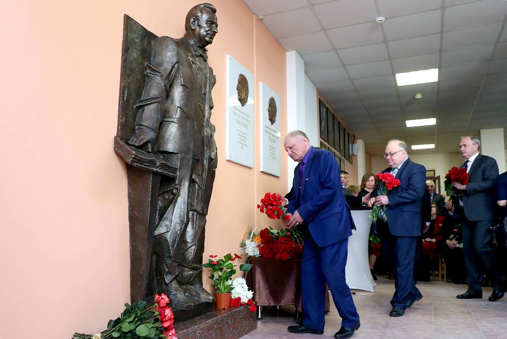 В Петербурге установлен памятник Жоресу Алферову