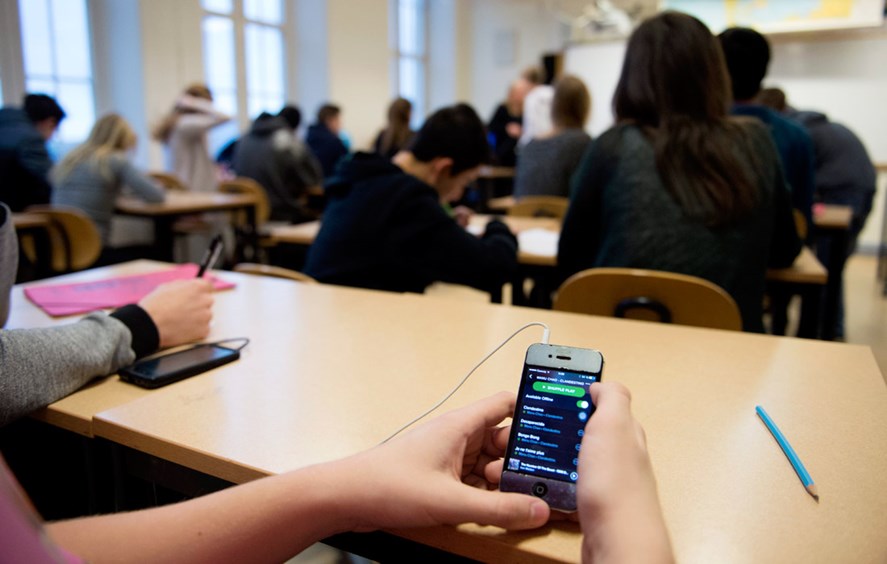 Большинство россиян поддерживают запрет мобильных телефонов в школах