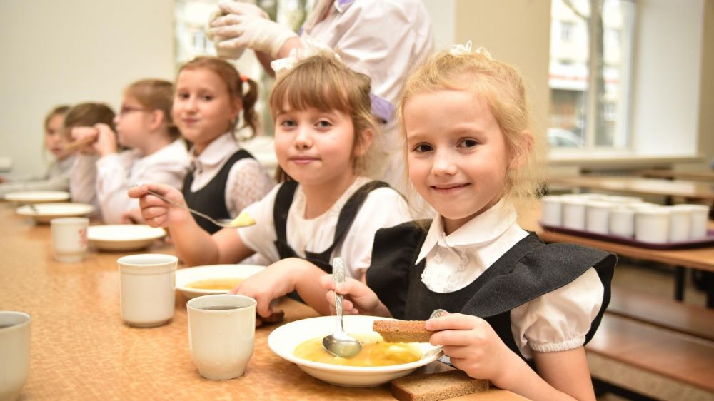 Чиновники начинают внедрять проект бесплатного питания в школах
