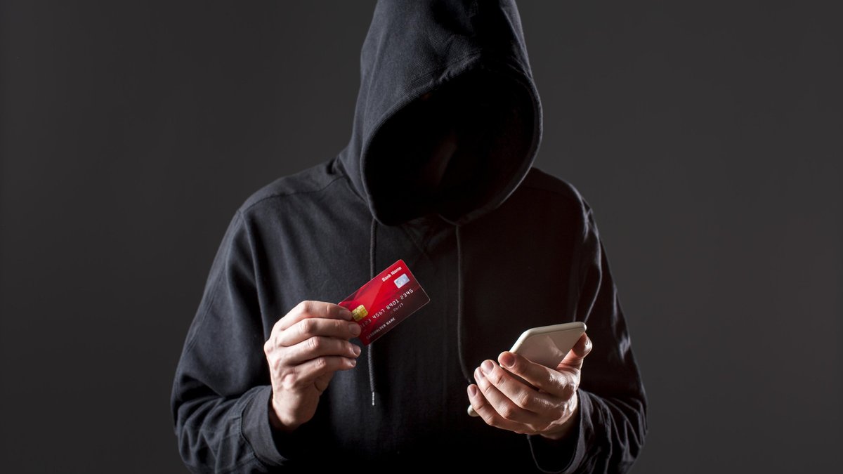 «Дай деньги на подарок маме»: мошенники начали копировать голоса детей через ИИ