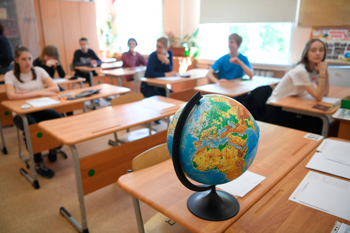 Около 63% опрошенных россиян считают, что ЕГЭ следует отменить