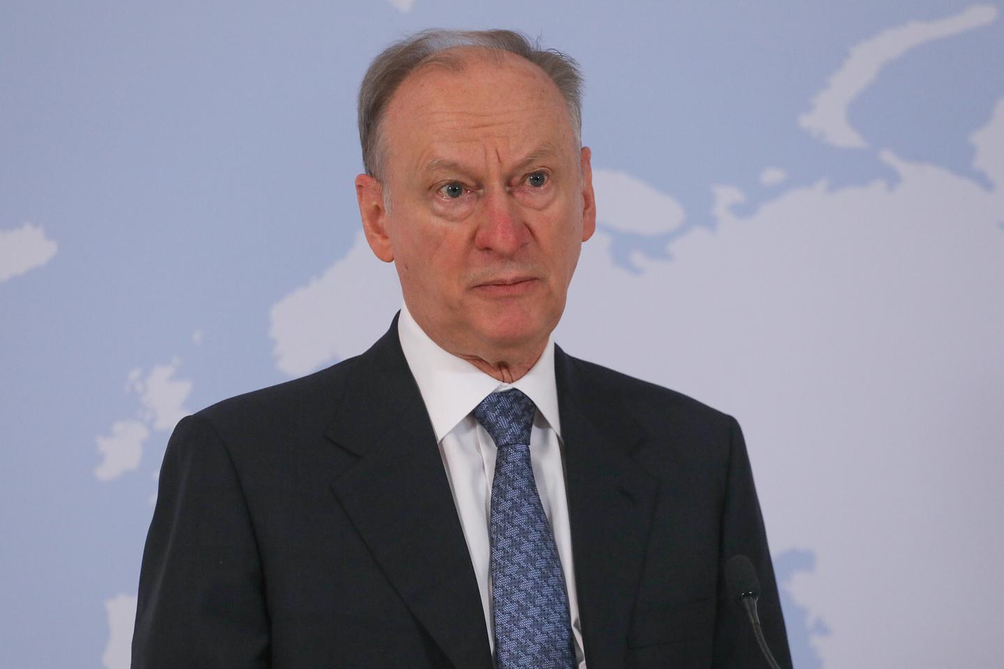 Патрушев призвал повысить зарплаты учителям физики, химии и математики