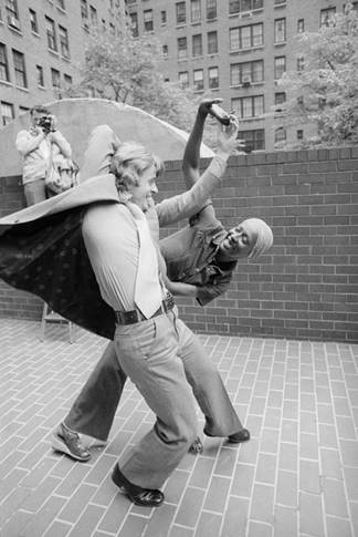 https://cdn-s-static.arzamas.academy/x/413-dance-kjxdgnDFBLKflkgjklhj/danceimgs/1970_hustle.jpg