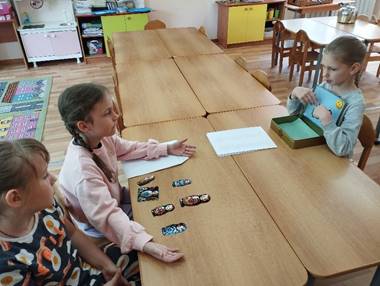 Изображение выглядит как одежда, человек, в помещении, мебель

Контент, сгенерированный ИИ, может содержать ошибки.