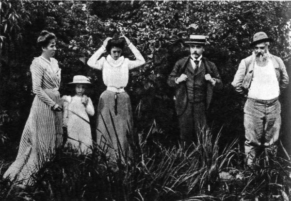 Клод Моне с семьей Поля Дюран-Рюэля в саду у водяных лилий