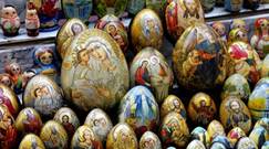 Термонаклейки на пасхальные яйца с изображением Христа, Богородицы. Такие наклейки у православных христиан НЕ приветствуются, потому как после того, как их счистят с пасхальных яиц, они вместе с изображением Исуса Христа или Богородицы отправляется прямиком в мусорное ведро, что недопустимо