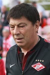 https://upload.wikimedia.org/wikipedia/commons/thumb/a/a0/Rinat_Dasaev.jpg/319px-Rinat_Dasaev.jpg