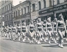 Парад на Тверской улице в Москве.