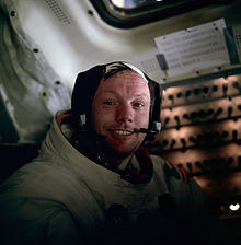 http://upload.wikimedia.org/wikipedia/commons/thumb/1/1c/Neil_Armstrong.jpg/220px-Neil_Armstrong.jpg
