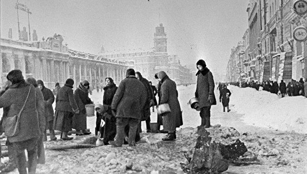 Жители Ленинграда в очереди за водой