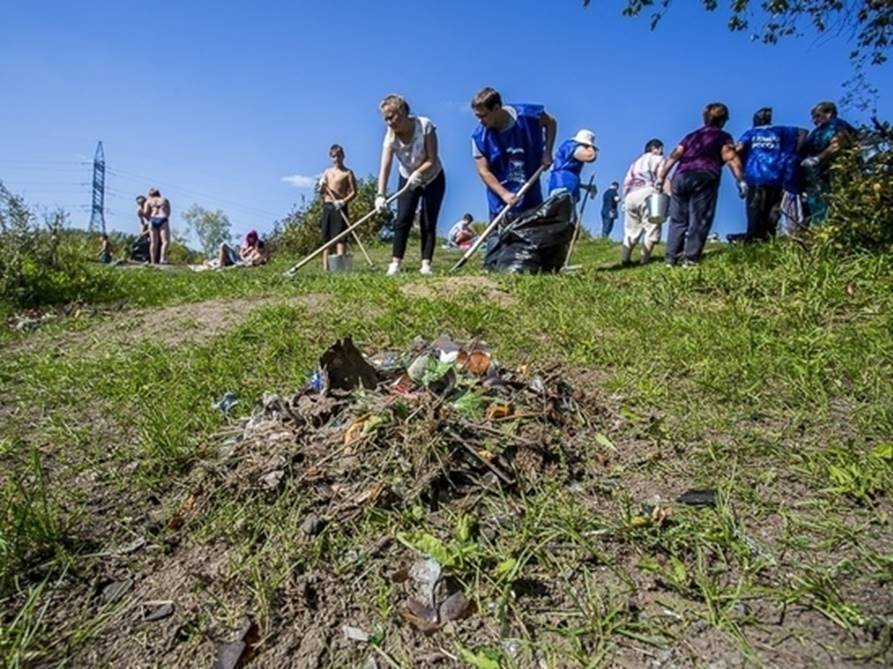 С берега озера Спартак убрали мусор депутаты и жители Новосибирска