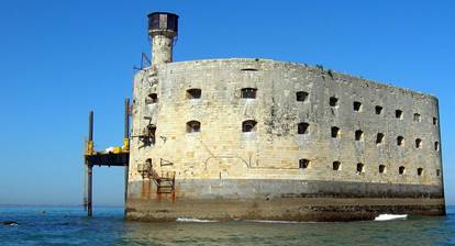 http://photos.tourisme-en-france.com/petitesregions/poitou-charentes/rochefortais/1_le-fort-boyard.jpg