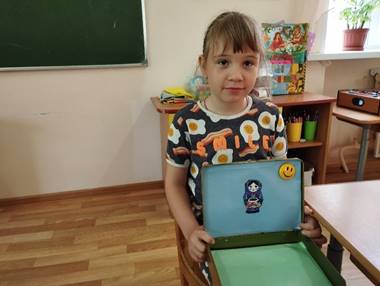 Изображение выглядит как в помещении, мебель, одежда, Человеческое лицо

Контент, сгенерированный ИИ, может содержать ошибки.